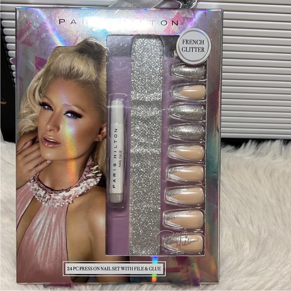PARIS HILTON 24 Pc Press on Nail Set with File and glue
French Glitter